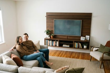 Jeune couple souriant dans un salon moderne et chaleureux